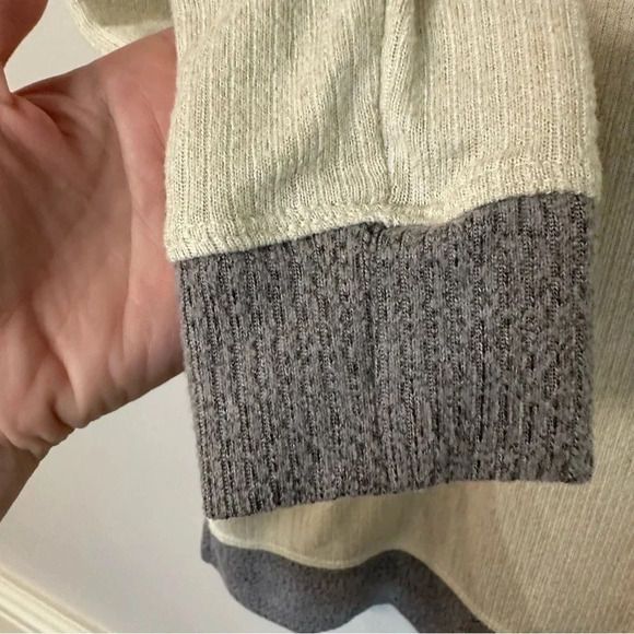 Cuddl Duds V-Neck Ivory and Gray Long Sleeve Ribbed Soft Top Size XS - Picture 6 of 8